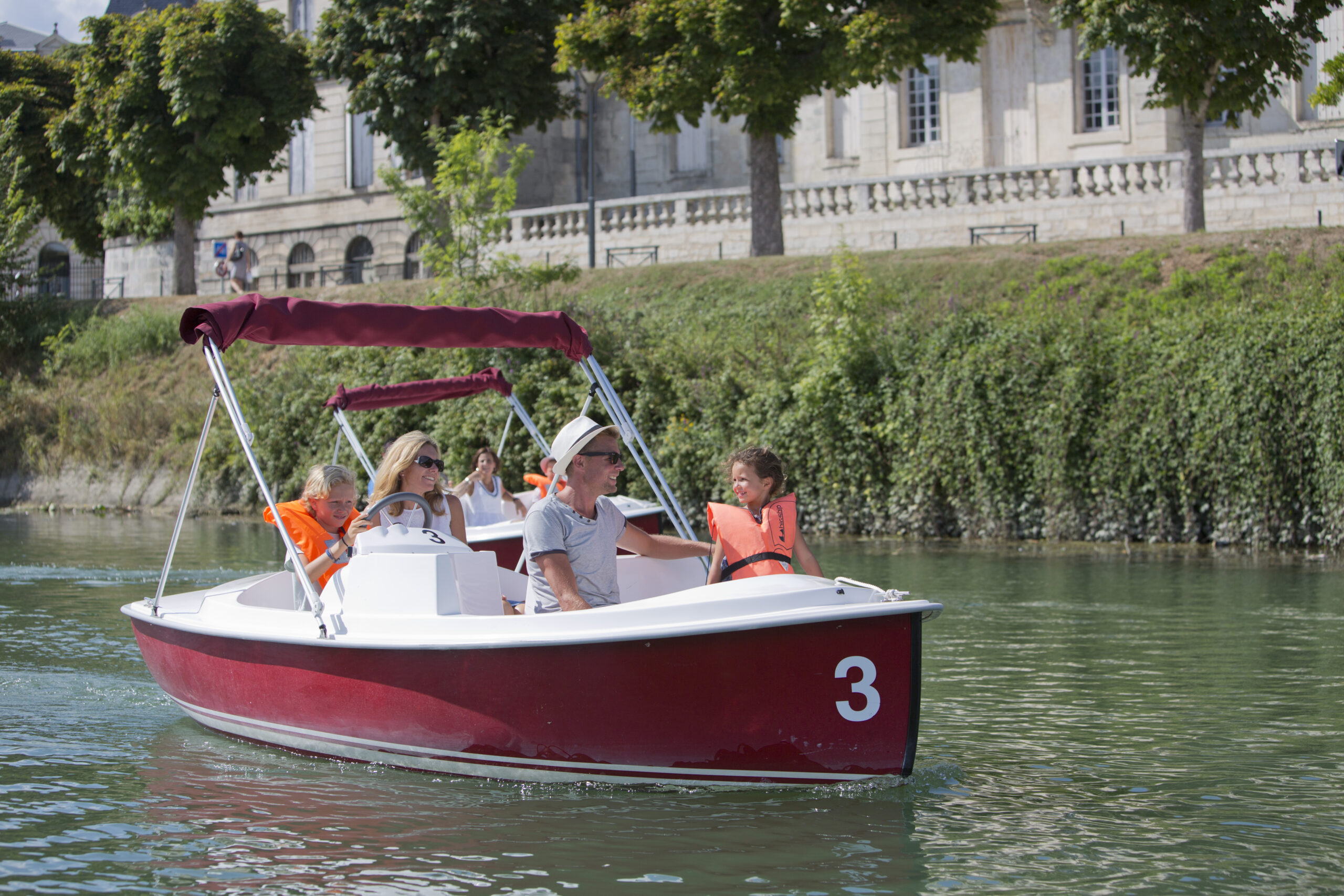 petit bateau tours